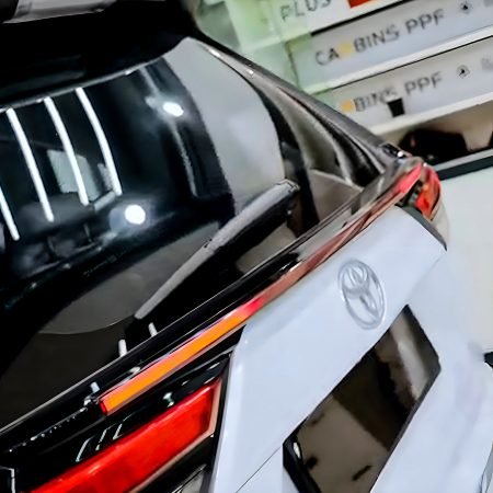 Center spoiler garnish for Toyota Hycross